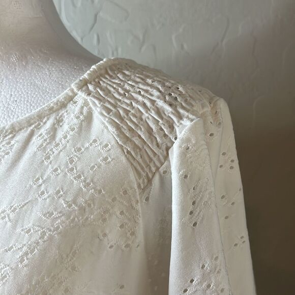 W5 white flutter sleeve gathered shoulder open weave top stretchy fabric size M - Picture 3 of 10